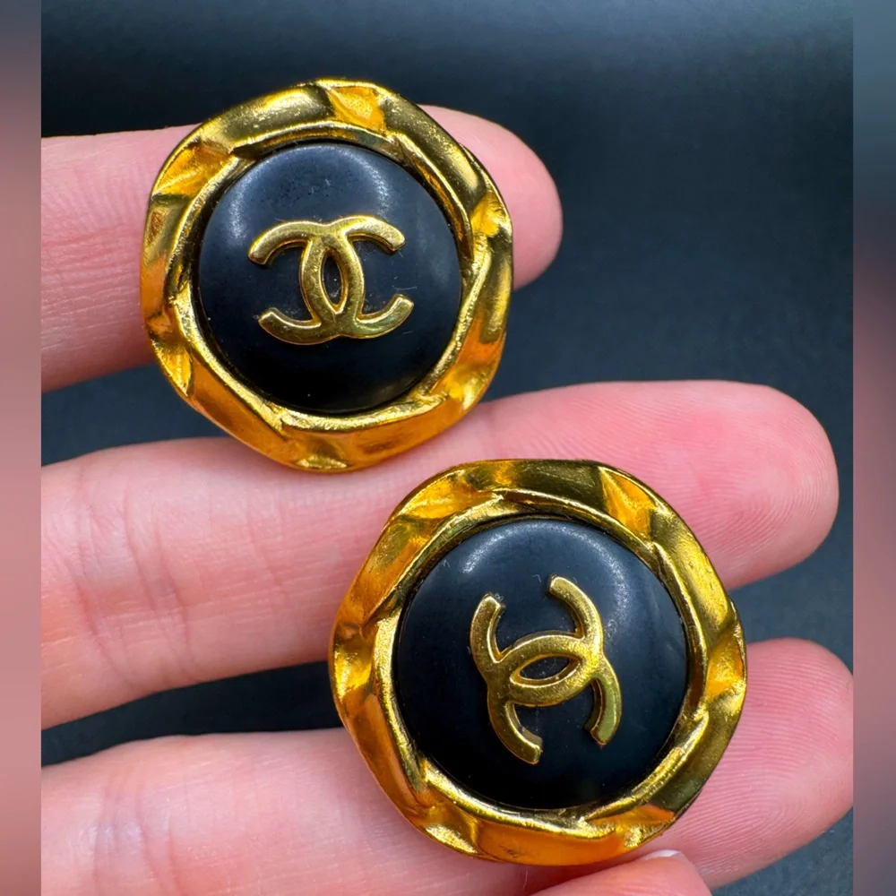 LOT 1511 24K gold plated CHANEL vintage clip on earrings